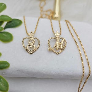 Collar con inicial de oro, collar con inicial en forma de corazón, collar con baño de oro grueso de 14 k, cadena de caja trenzada de 1 mm, alta calidad, corazón con corte de diamante.