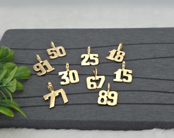 Colgante con número de oro, chapado en oro de 14k, números del 1 al 99 disponibles, garantía de reemplazo de por vida.