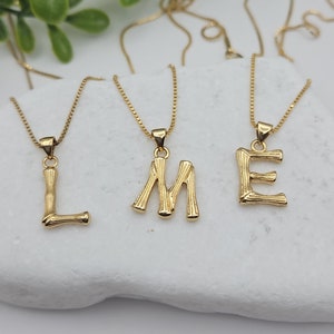 Collar con inicial de bambú dorado, collar con eslabones de 1 mm, chapado en oro grueso de 14 k, collar con letras pequeñas, alta calidad, garantía de reemplazo de por vida