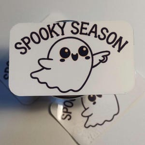 Spooky season is this way sticker (WATERDICHT en UV bestendig)