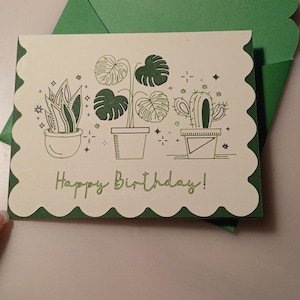 Carte d'anniversaire avec gâteau d'anniversaire et plantes Monstera