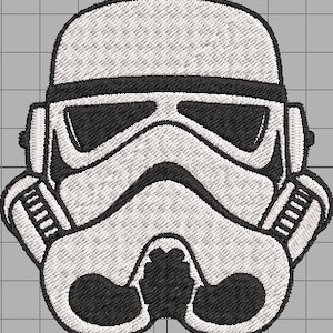 Puede incluir: Parche bordado con un diseño de casco de Stormtrooper. El casco es principalmente blanco con detalles en negro que delinean los ojos, la boca y los detalles del respirador. El parche tiene una apariencia texturizada, lo que sugiere un acabado bordado.