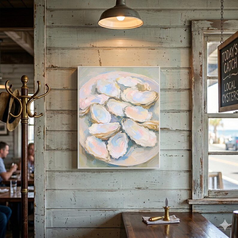 Op de afbeelding: Een schilderij van oesters op een bord, hangend aan de muur van een restaurant. Het kunstwerk toont oesters in wit, blauw en roze tinten. Het restaurant heeft een rustieke stijl, met een houten tafel en een bord met de tekst "Today's Catch Local Oysters."
