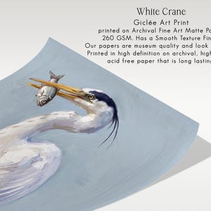 K&ouml;nnte beinhalten: Gicl&eacute;e-Kunstdruck mit dem Titel "White Crane", der einen wei&szlig;en Kranich mit einem Fisch im Schnabel zeigt. Das Kunstwerk ist auf Archiv-Fein-Kunstdruckpapier gedruckt. Der Text auf dem Druck lautet "White Crane" und weitere Details.