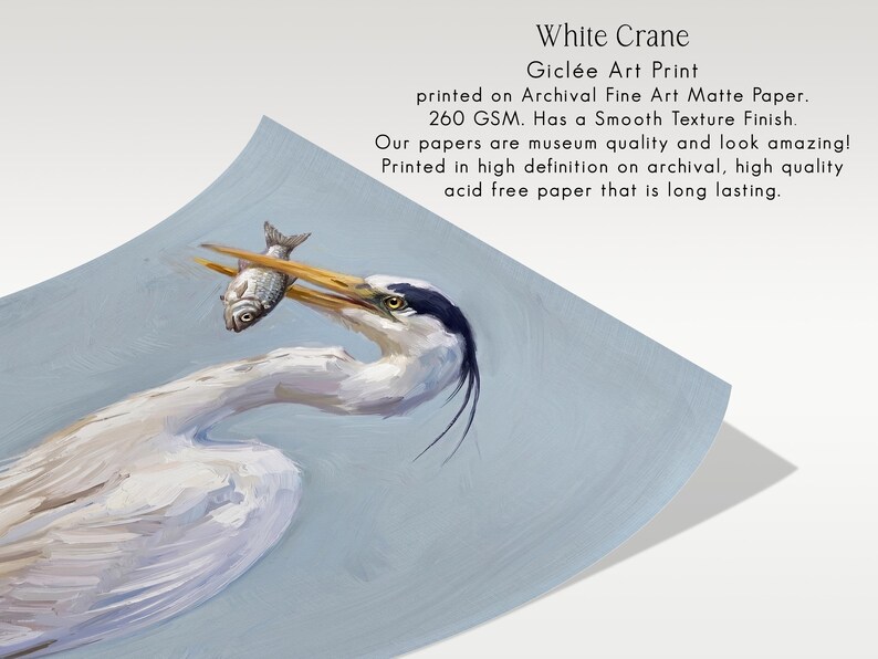 K&ouml;nnte beinhalten: Gicl&eacute;e-Kunstdruck mit dem Titel "White Crane", der einen wei&szlig;en Kranich mit einem Fisch im Schnabel zeigt. Das Kunstwerk ist auf Archiv-Fein-Kunstdruckpapier gedruckt. Der Text auf dem Druck lautet "White Crane" und weitere Details.