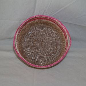 Korb, Sisal, rund, HANDGEFERTIGT, #26, Beige und braun mit rosa Akzenten