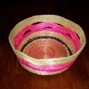 Basket, sisal, round, wave, HANDMADE, #25 beige and pinkwith salmon colored bottom