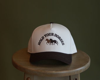 Sujeta el sombrero de tu caballo