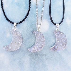 Collar de cuarzo con forma de luna y ángel con aura - Colgante de media luna con drusa de cristal - Acero - Plata - Gargantilla con cuentas de espinela - Joyas con capas de hadas grunge