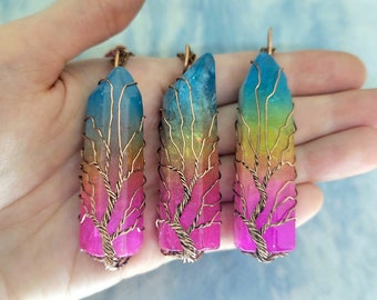 Può includere: Tre ciondoli di cristallo arcobaleno con un design ad albero in filo di rame. I cristalli sono un degradé di rosa, arancio, giallo, verde e blu.