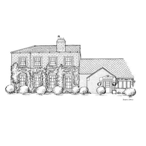 Op de afbeelding: Een zwart-witte lijntekening van een huis met twee verdiepingen met een bakstenen buitenkant en klimop dat tegen de muren groeit. Het huis heeft een zadeldak en een veranda met een deur en ramen. Er zijn struiken voor het huis.