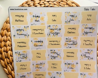 Puede incluir: Una hoja de pestañas adhesivas para Biblia con un patrón de limones y hojas verdes sobre fondo blanco. Las pestañas son rectangulares con bordes redondeados, impresas con nombres de libros como Mateo, Marcos, Lucas y Juan en texto negro.