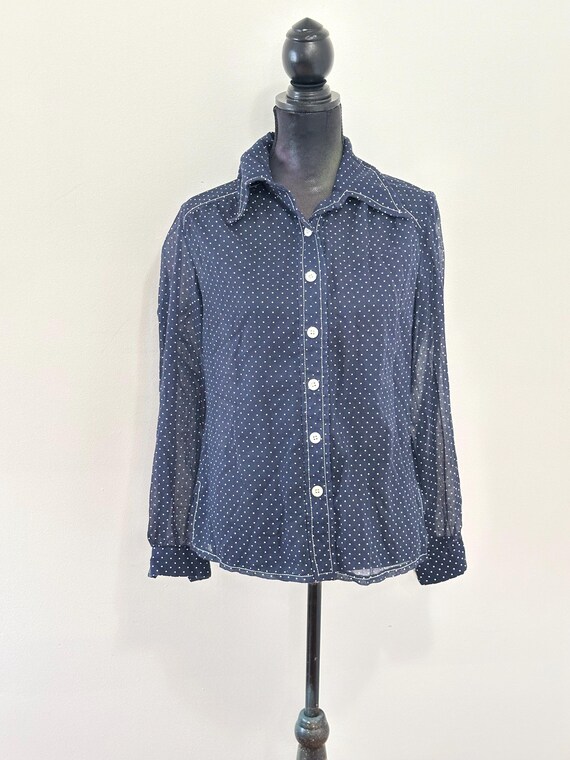 Chemisier Missy House à pois bleu marine et blanc années 60 - Main Image