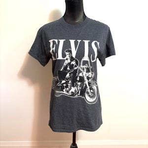 Early 2000s Elvis Presley Graphic T-Shirt | Vintage Rock Tee | Men’s Small