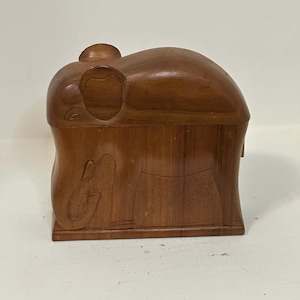 Humidor da tavolo a forma di elefante per sigarette - divertente, alto 5" contiene venti sigarette da 3,5". Coperchio incernierato e corpo completamente aperto per un facile accesso
