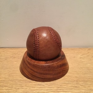 Béisbol de cuero estilo vintage con pedestal de palisandro