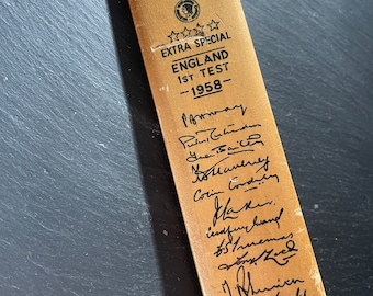 England 1958 miniature cricket bat / facsimile signatures by 11 of the English cricket team / cricket memorabilia