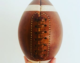 Mini ballon de football américain avec lignes / ballon de football en cuir véritable / cadeau pour adolescent / décoration vintage / cadeau de Noël / rembourrage de chaussettes / rétro