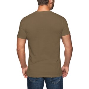 Op de afbeelding: Een effen bruin t-shirt met korte mouwen.