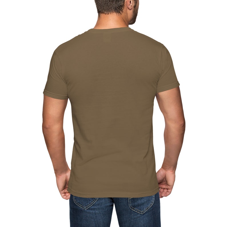 Op de afbeelding: Een effen bruin t-shirt met korte mouwen.