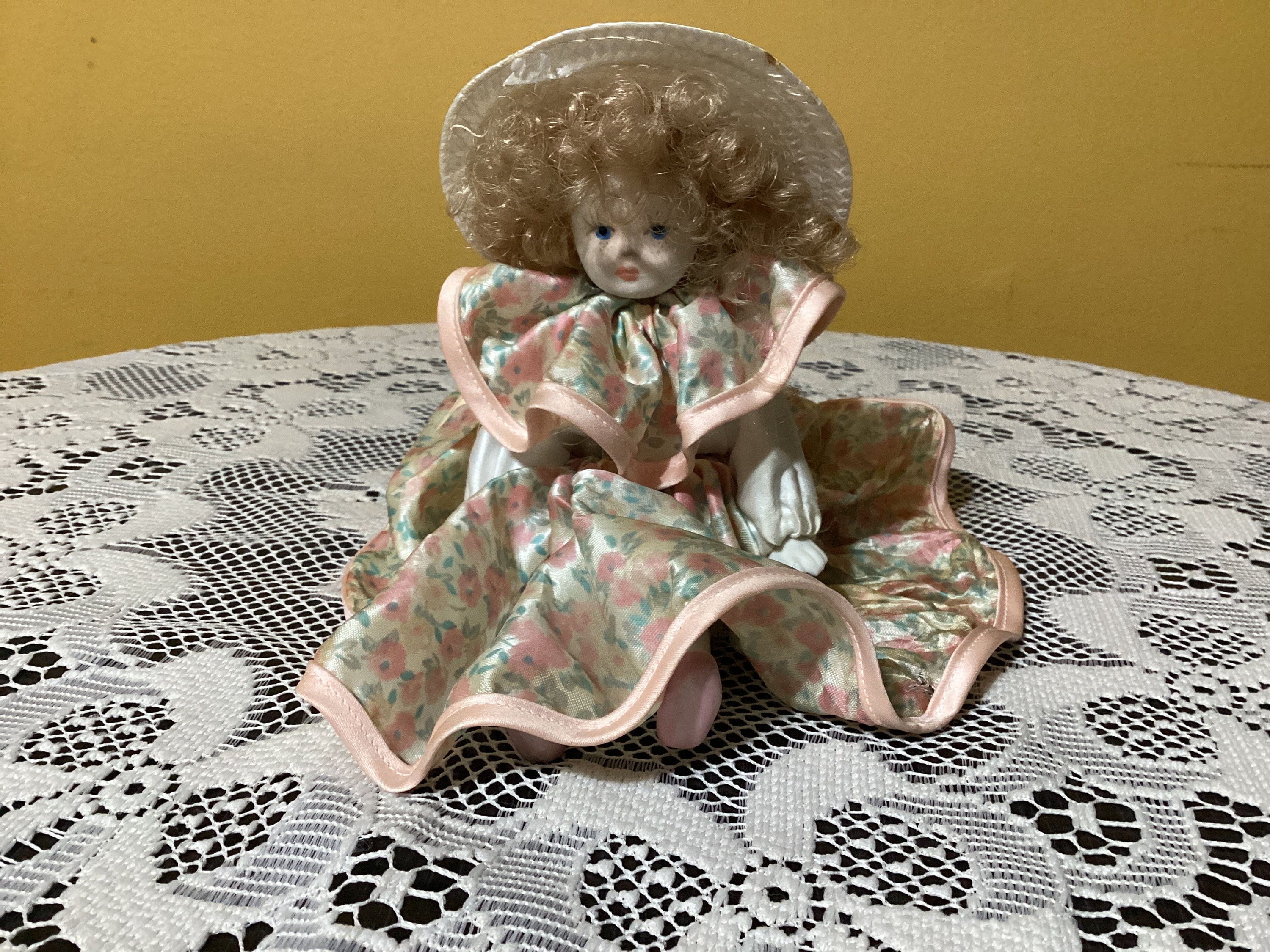 Vintage Porcelain Certificato Di Garanzia Sitting Doll - Etsy Israel