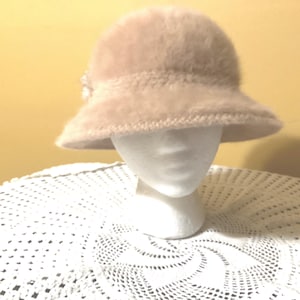 Ladies Vintage Cloche Kangol Design Fur Hat With Feathers  display picture 3