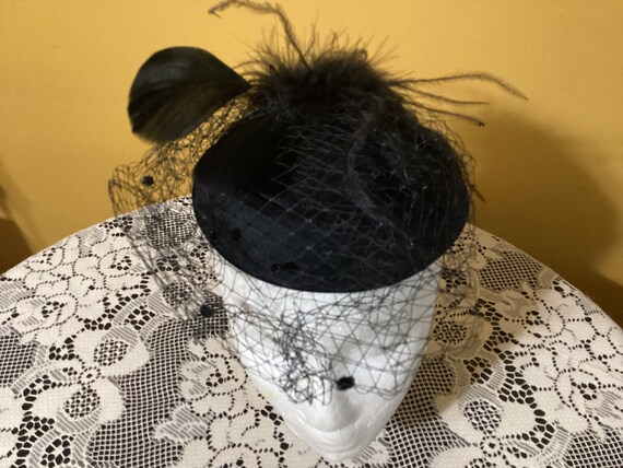 Vintage Ladies Fascinator Hat with Veil and Feath… - image 2