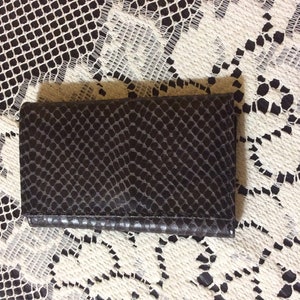 Cartera para llaves vintage con relieve de serpiente, hecha en Uruguay