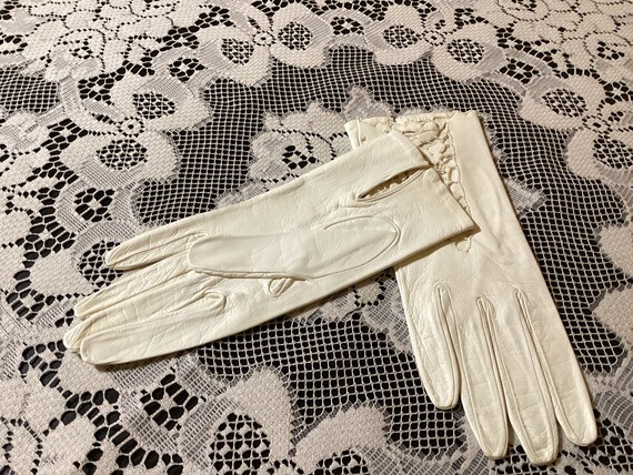 Ladies Vintage White Leather Gloves Size 7 - image 3