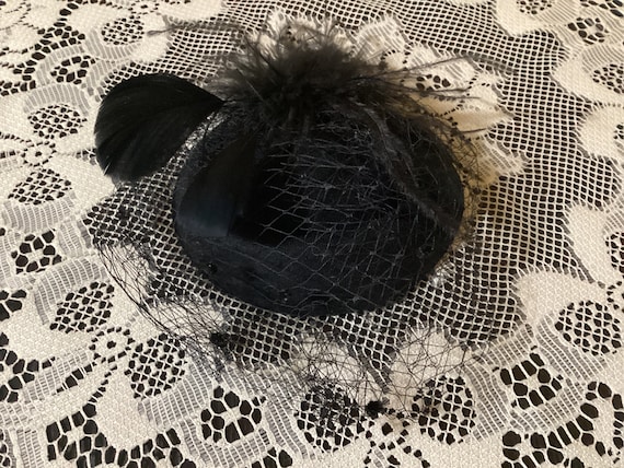 Vintage Ladies Fascinator Hat with Veil and Feath… - image 7