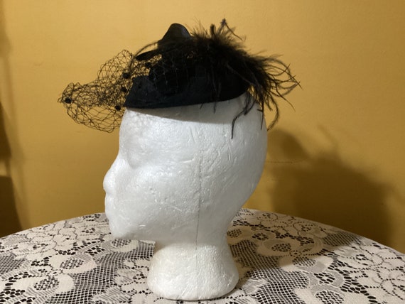 Vintage Ladies Fascinator Hat with Veil and Feath… - image 1