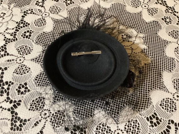 Vintage Ladies Fascinator Hat with Veil and Feath… - image 6