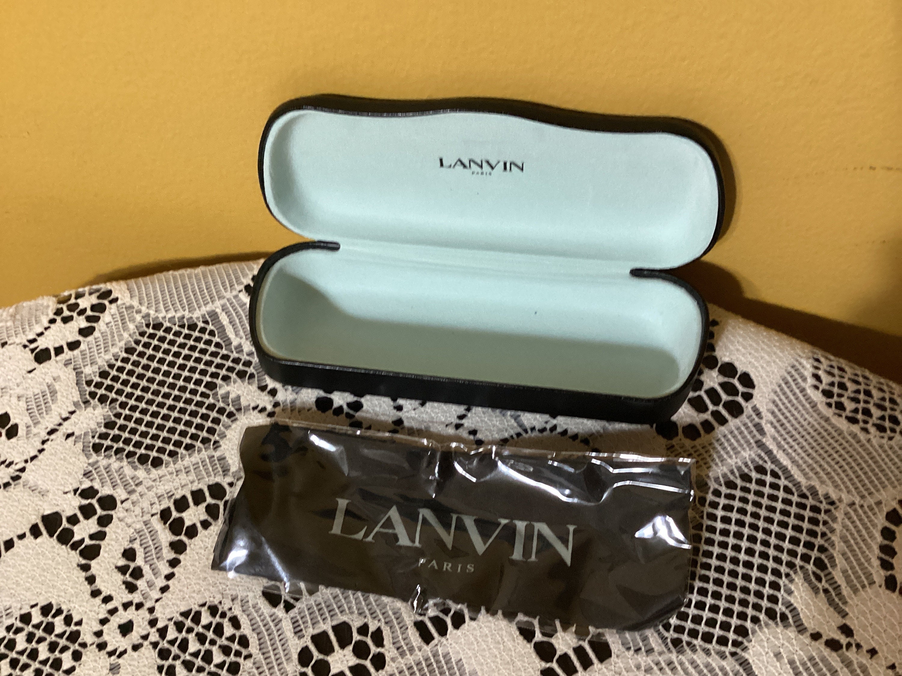 Lanvin Paris in Black Hard Shell Eyeglasses/sunglasses Case  display picture 1