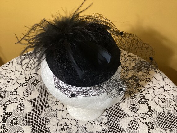 Vintage Ladies Fascinator Hat with Veil and Feath… - image 3