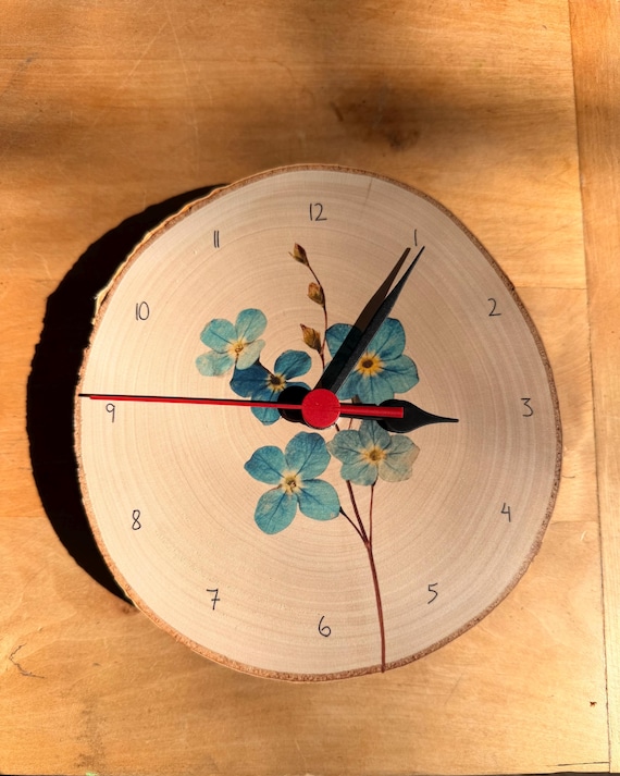 Wanduhr Vergissmeinnicht Motiv auf Birken Astscheibe