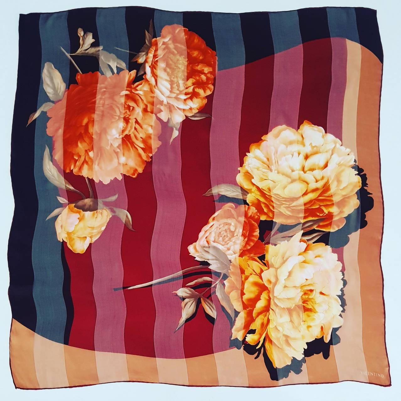 Foulard Carré Valentino Vintage 100% Soie - Motif Floral Violet - 88x88 Cm - Occasion Très Bon état