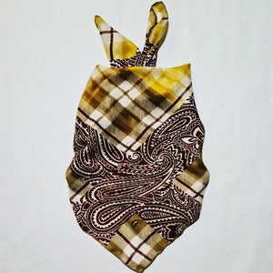 Peut inclure: Un bandana &agrave; motif paisley jaune et marron avec un motif &agrave; carreaux. Le bandana est pli&eacute; en forme de triangle.