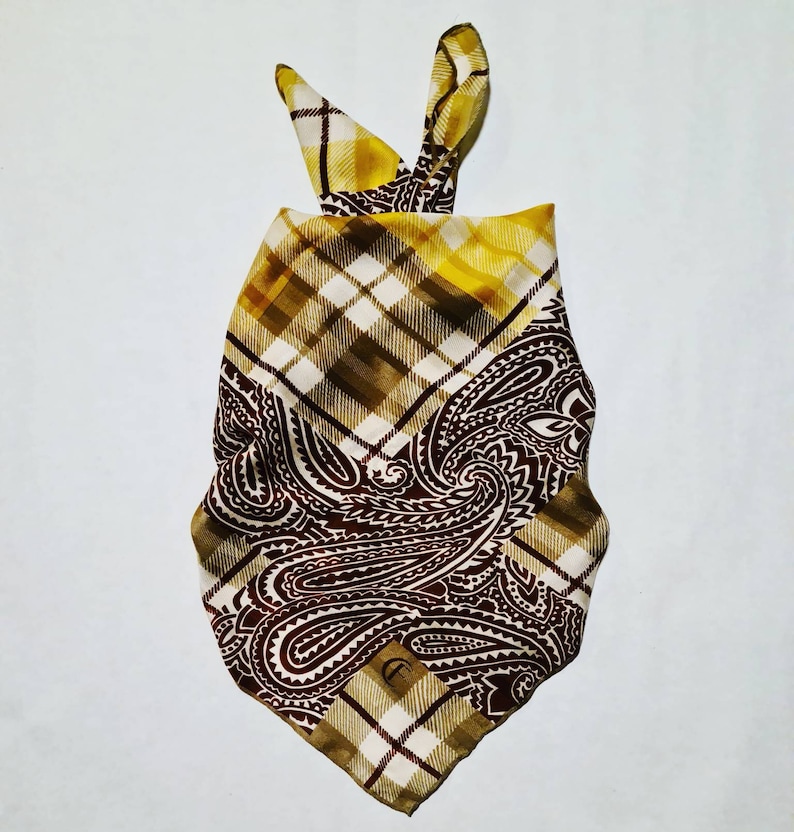Peut inclure: Un bandana &agrave; motif paisley jaune et marron avec un motif &agrave; carreaux. Le bandana est pli&eacute; en forme de triangle.