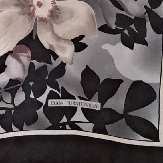 Foulard En Soie Vintage EGON FURSTENBERG - Modèle Carré Rose 86x86 Cm, Idéal Pour Un Look élégant