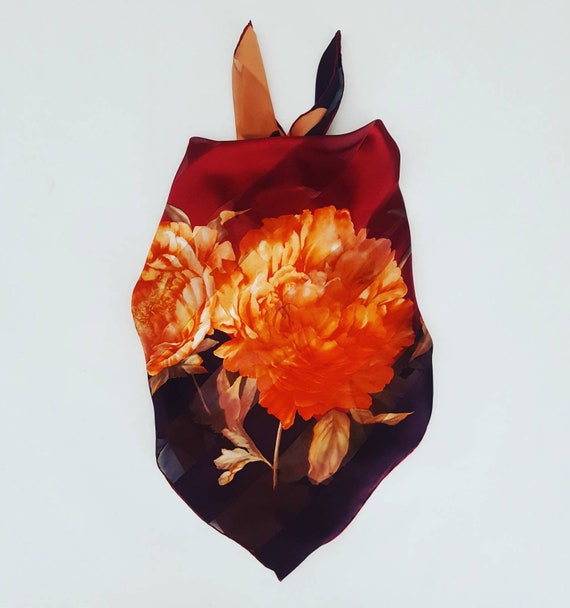 Foulard OMS VALENTINO Vintage 100% Soie - Dimensions 82 X 86 Cm, Noir, Occasion
