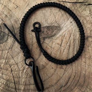 Cadena de billetera negra de estilo clásico simple