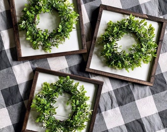 Petite couronne de buis encadrée // décor de ferme // décor rustique // enseigne Shiplap