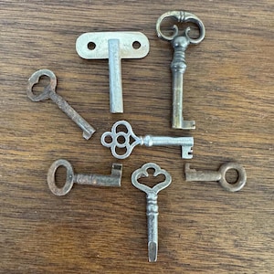 7 Vintage Metal Skeleton Keys, Old Key, Vintage Key, Door Key, Gate Key