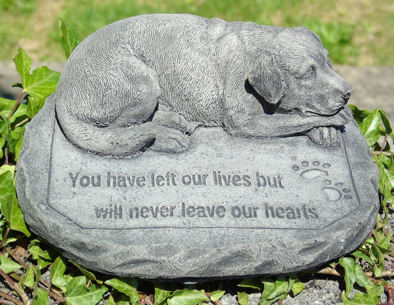 Stone Dog Memorial Garden Ornament: Pet Grave Marker bild 2