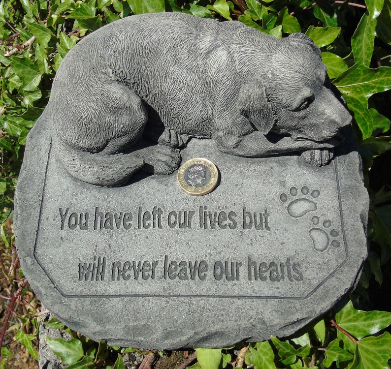 Stone Dog Memorial Garden Ornament: Pet Grave Marker bild 1