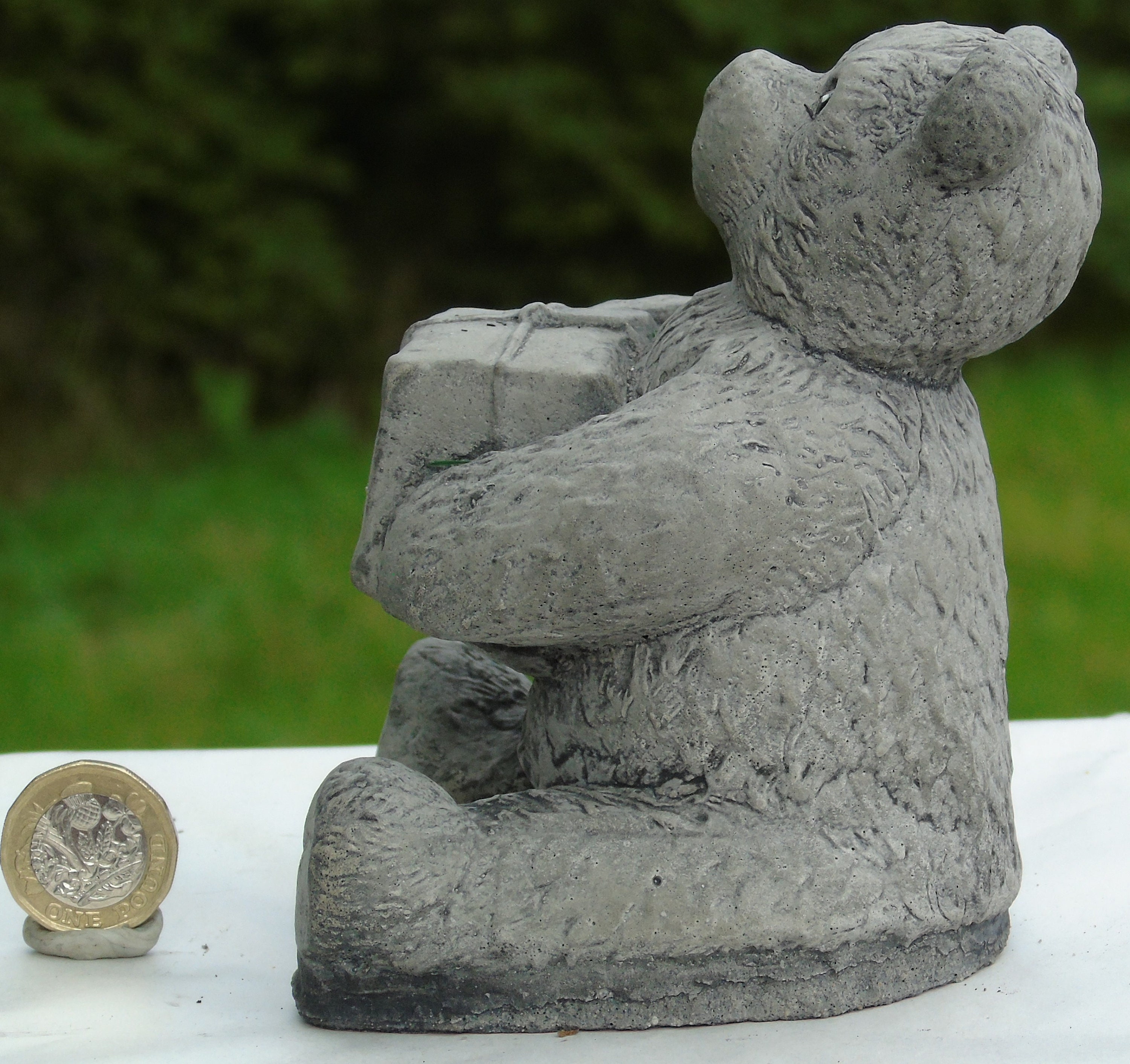 Oso de peluche sosteniendo un regalo fundido de mano | Etsy