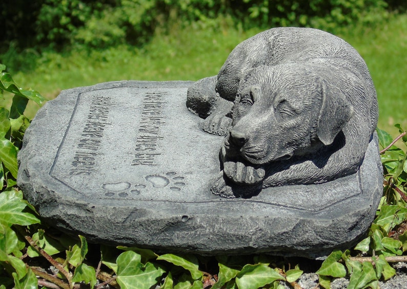Stone Dog Memorial Garden Ornament: Pet Grave Marker bild 3