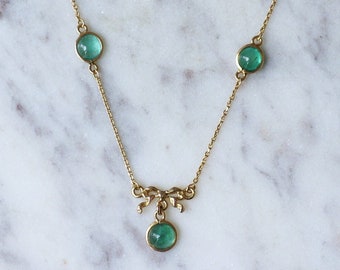 Knot necklace in yellow gold and emerald cabochons