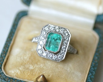 Colombian Emerald Ring 2.00 Cts and Diamonds Art Deco Style White Gold