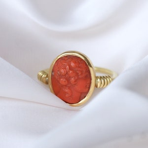 Antique style ring in yellow gold and coral cameo